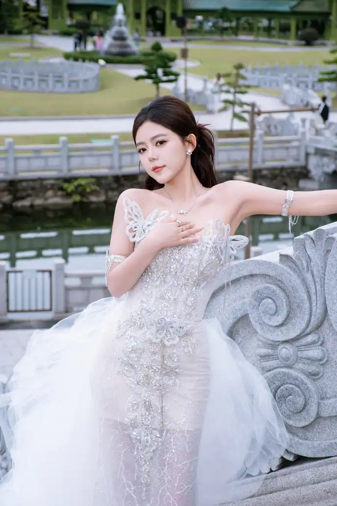 发型师观看教学视频